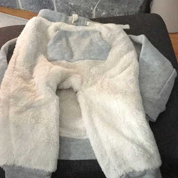 Baby Gap 18-24 months soft and cozy baby polar bear 2 piece set pants and top - Picture 2 of 7